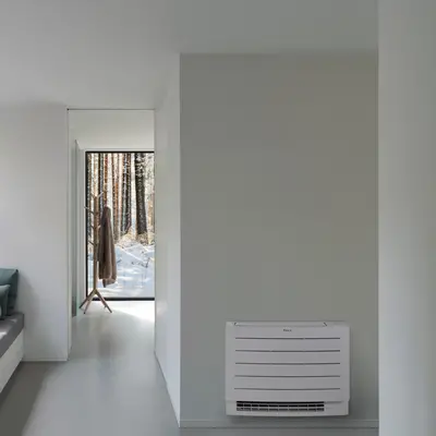 Klima uređaj Daikin Perfera 3.5kW podni RXM35A/FVXM35A9 u hodniku